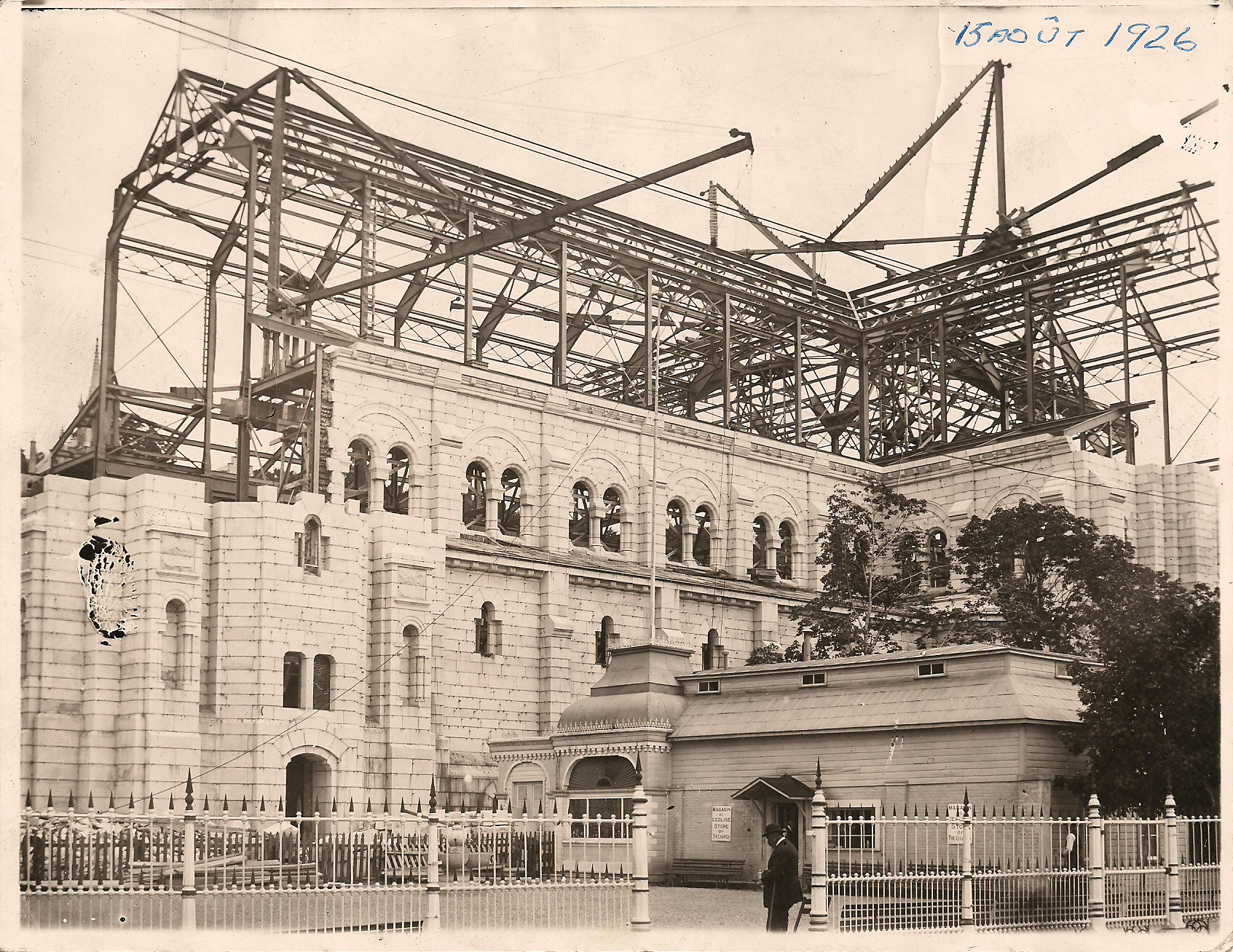 Ngôi thánh đường đang được xây dựng vào năm 1926.jpg (1.34 MB)