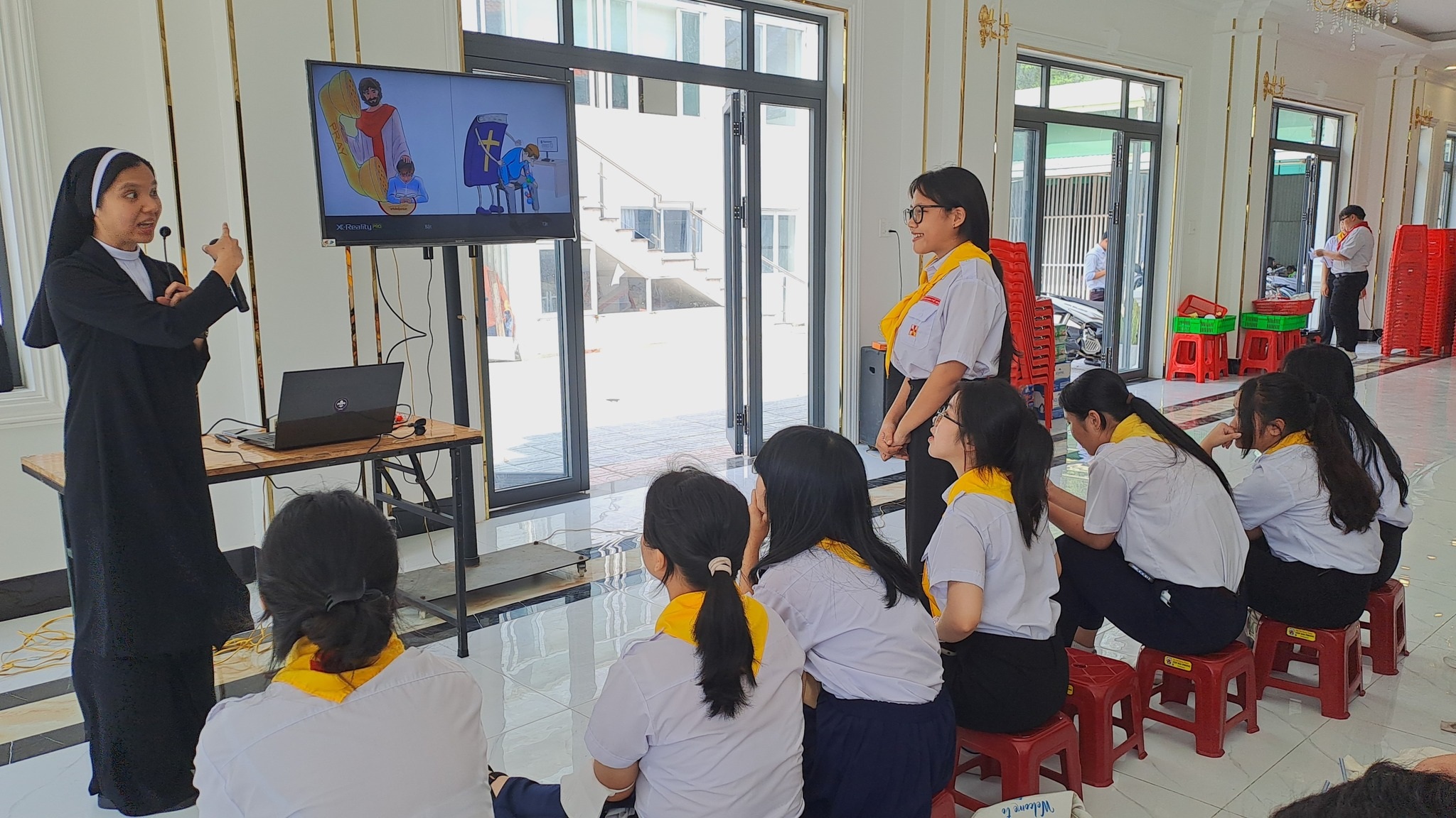 Thiếu nhi học hỏi về mạng xã hội.jpg (648 KB)