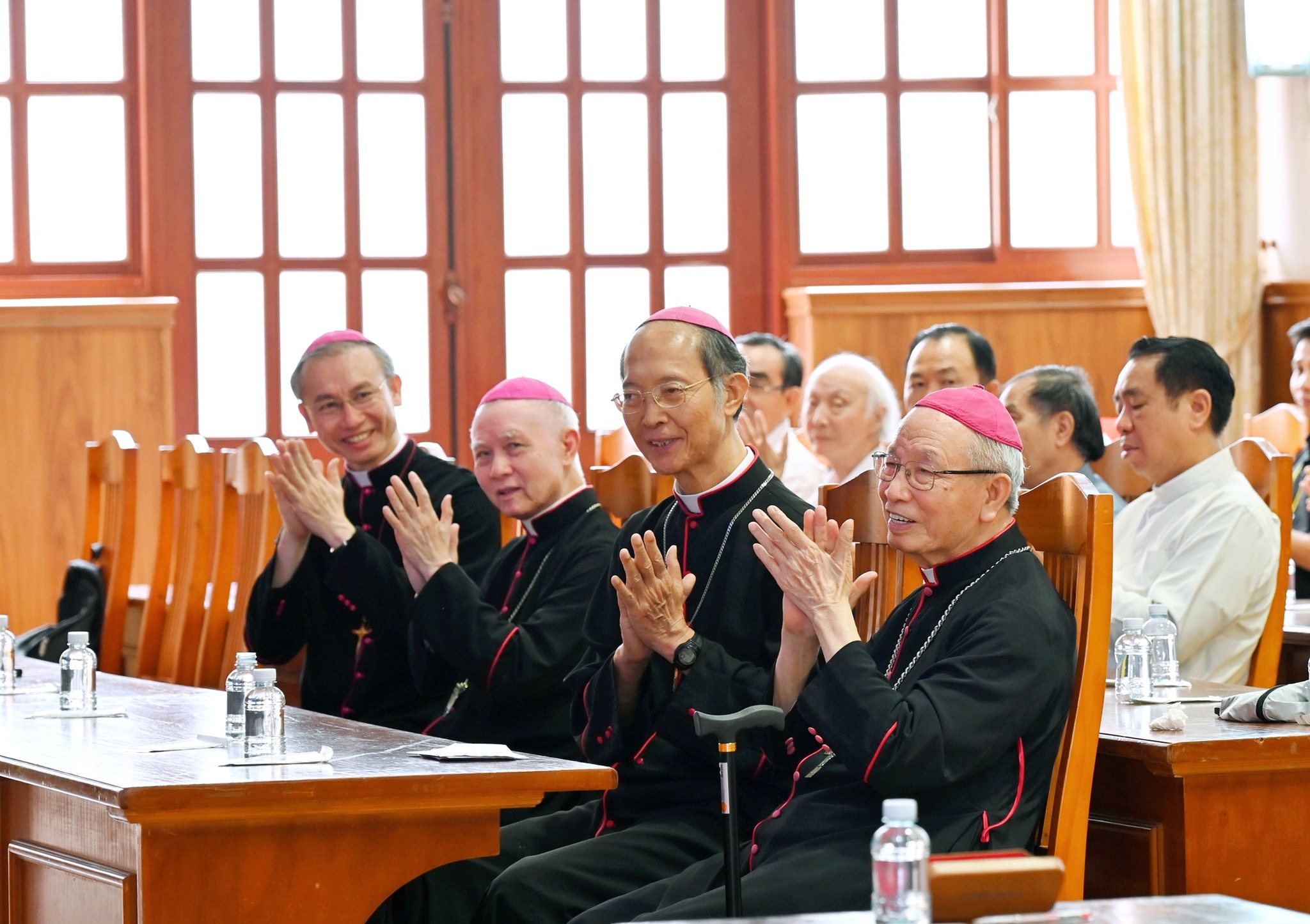 4 Đức GM của Giáo phận Xuân Lôc,từ trái GM phụ tá Nguyễn Tuấn Anh GM Đinh Đức Đạo GM Đỗ Văn Ngân và GM Nguyễn Chu Trinh.jpg (537 KB)