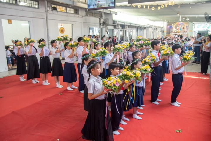 Dâng Hoa và diễn nguyện kính Đức Mẹ tháng Năm.jpg (48 KB)