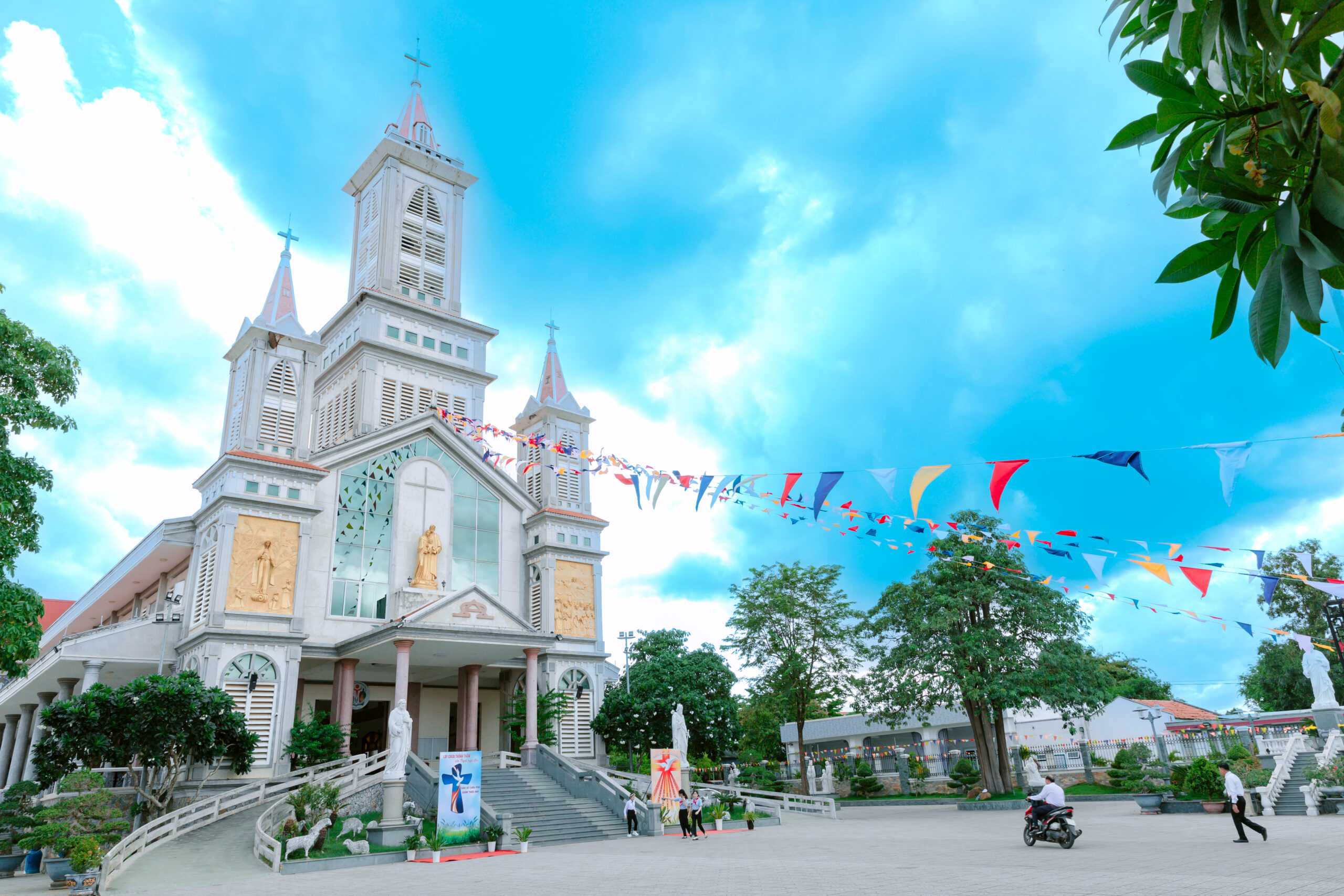 nhathoChauPha.jpg (880 KB)