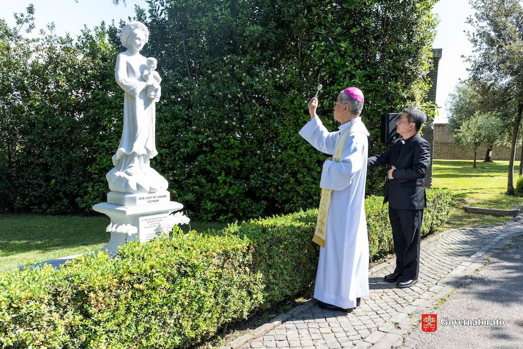 Đức Tổng Giám mục Giuse Nguyễn Năng làm phép tượng Đức Mẹ La Vang tại vườn Vatican