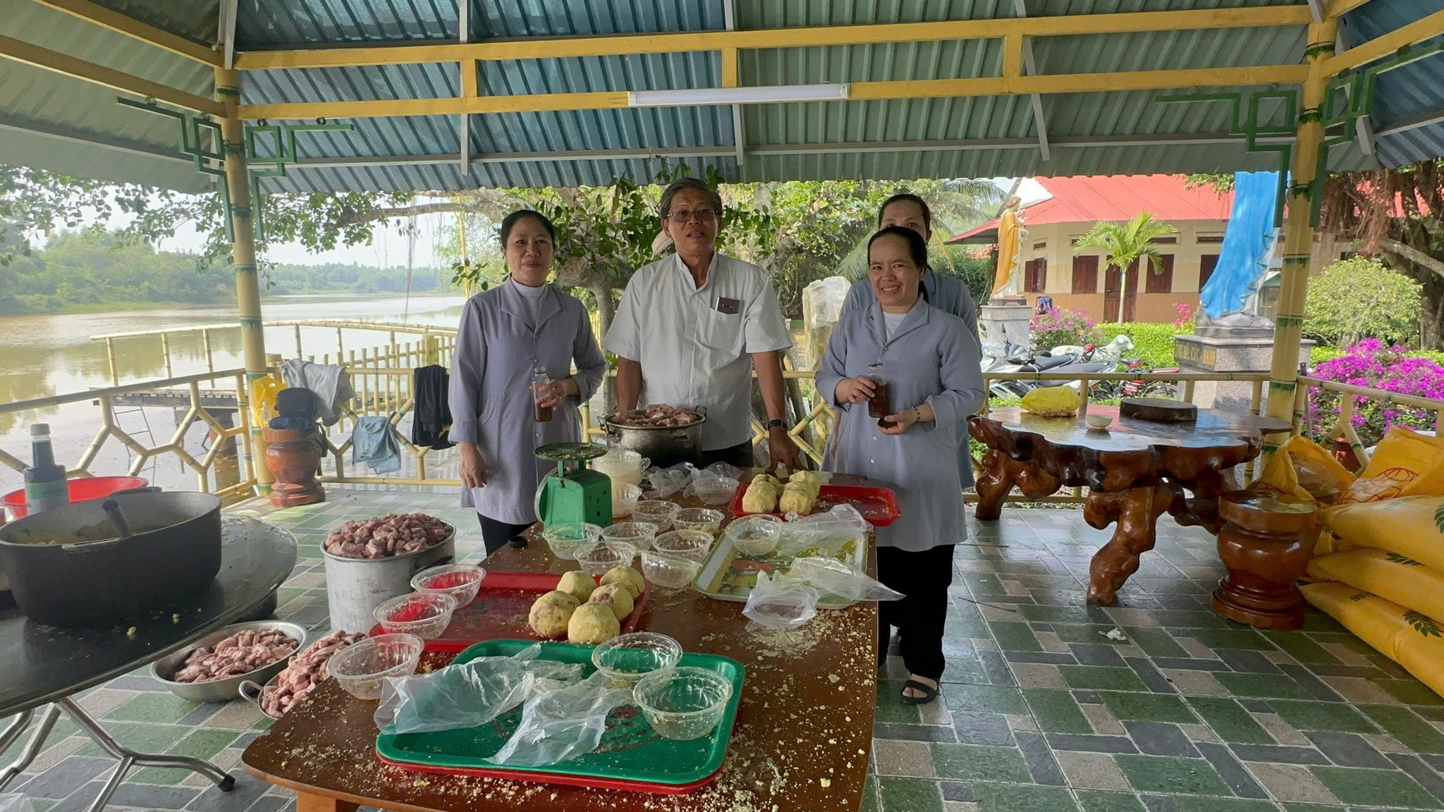 Các tu sĩ tặng bánh chưng cho người khó khăn
