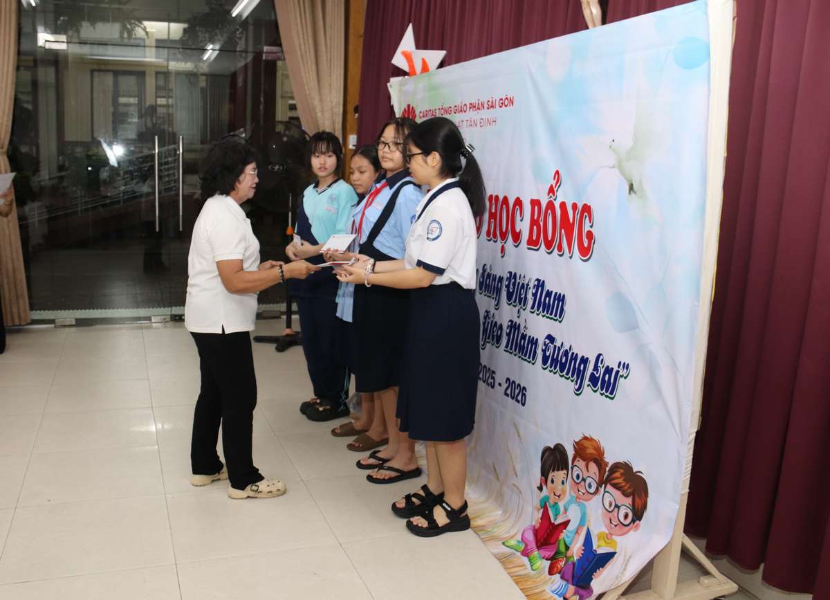 Trao học bổng, trao cơ hội tương lai