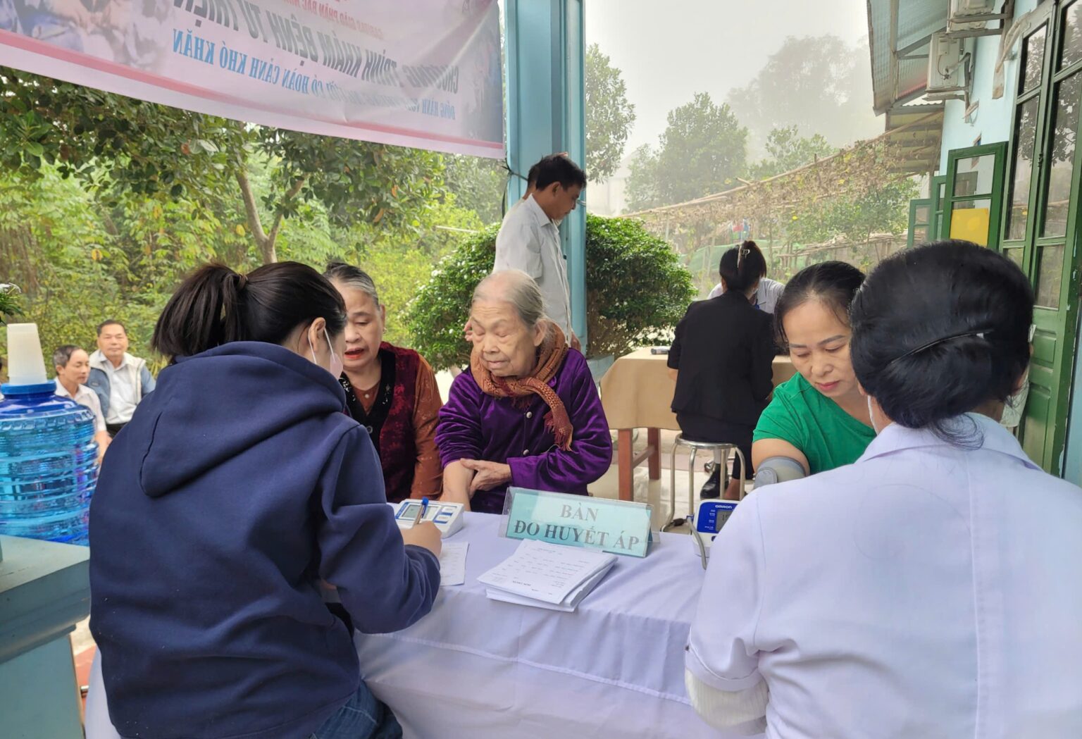 Caritas Bắc Ninh khám bệnh cho bà con nghèo