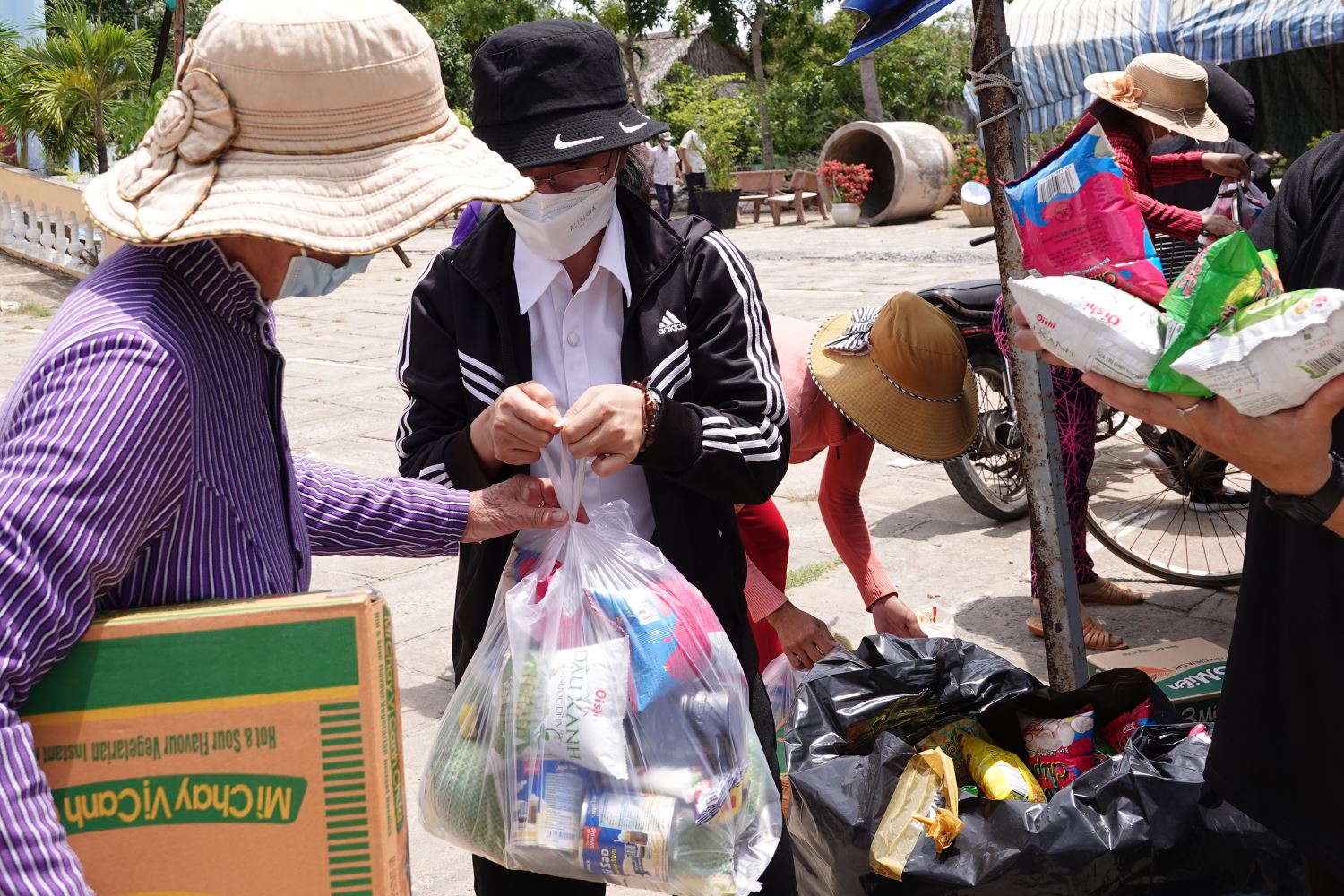 Người nghèo nhắc nhở cách thế  để sống Tin Mừng
