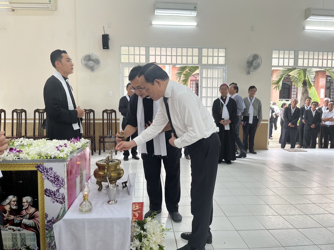 Phó Thủ tướng Chính phủ Trần Lưu Quang đến viếng Đức cố Giám mục GB Bùi Tuần