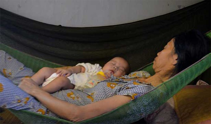 Vui buồn chuyện các bà đón cháu chào đời