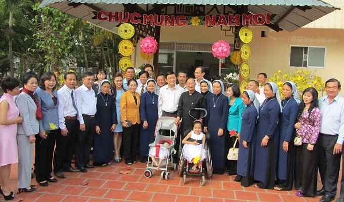 Chủ tịch nước Trương Tấn Sang mừng xuân các bé khuyết tật Thiên Phước