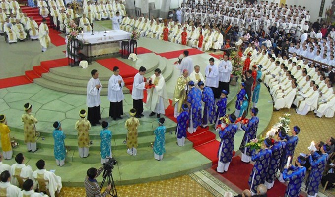 Trong Thánh Lễ, quyên góp tiền thau khi nào?