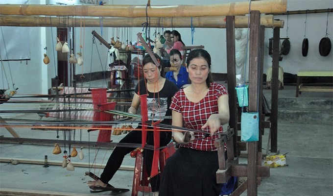 K’long phục sinh sắc màu thổ cẩm