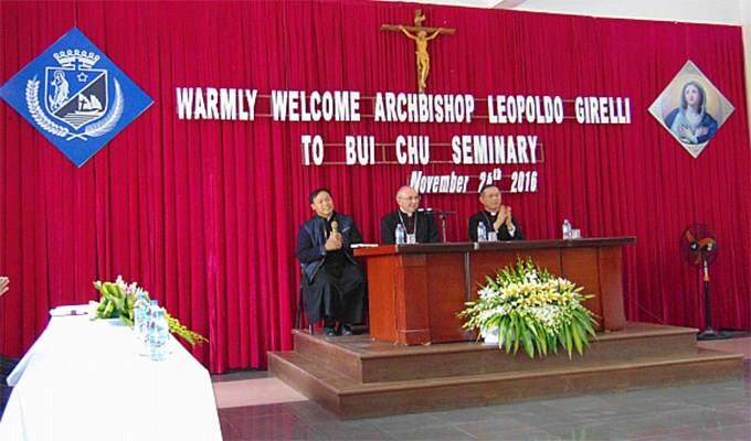 Đức TGM Leopoldo Girelli gặp gỡ với các chủng sinh ĐCV Bùi Chu