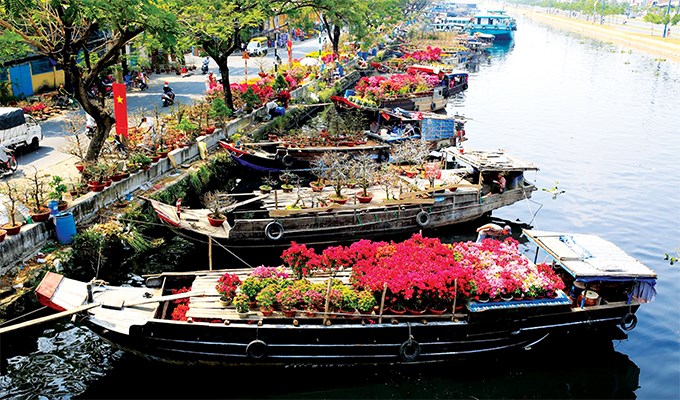 Lênh đênh thuyền hoa