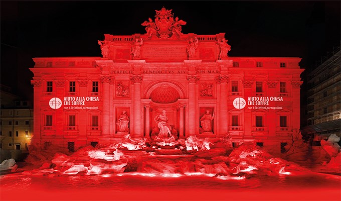 Đài nước Trevi đổi màu tưởng niệm Kitô hữu tử đạo