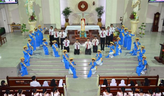 Rộn rã  mùa dâng hoa