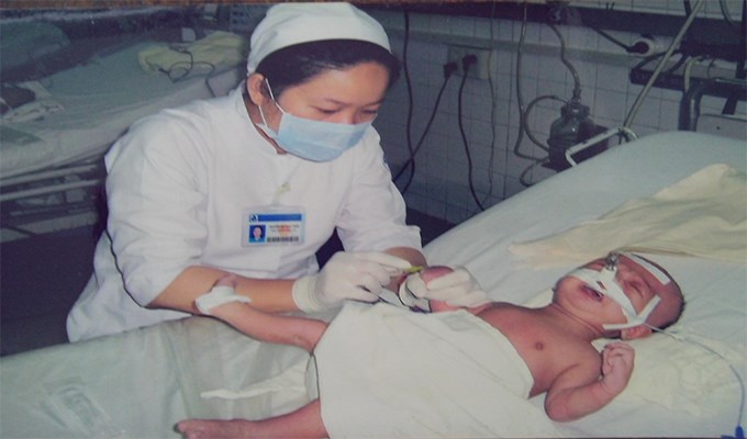 Người nữ tu mang áo blouse trắng