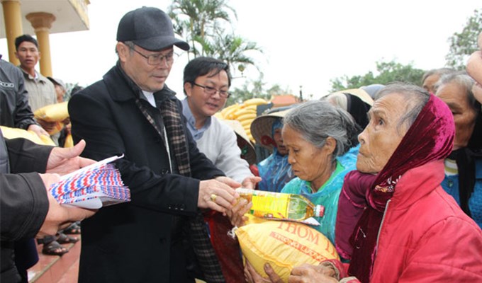 Thăm và cứu trợ đồng bào vùng lũ