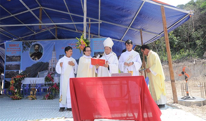 Thánh lễ đặt viên đá xây dựng nhà thờ Hòn Tre