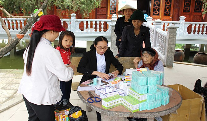 Khám bệnh từ thiện cho người nghèo