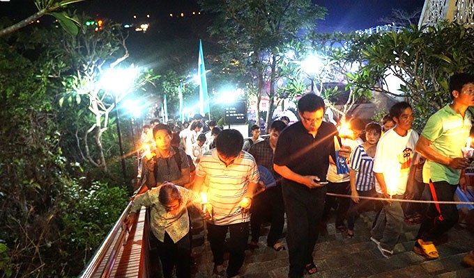 NGHI THỨC CUNG NGHINH THÁNH THỂ TẠI ĐẠI HỘI HÀNH HƯƠNG ĐỨC MẸ TRÀ KIỆU