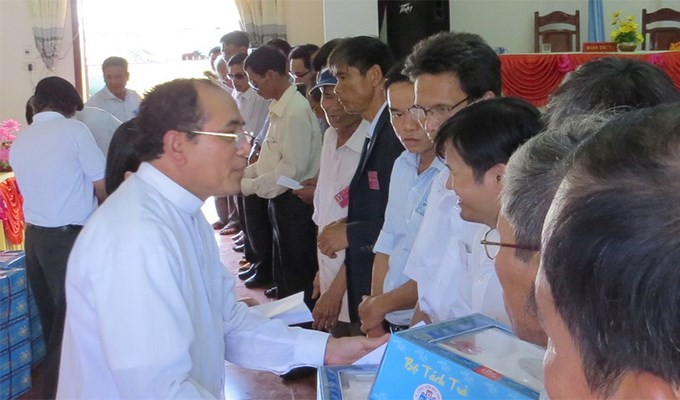 Caritas Huế thăm và tặng quà cho người mù ở Quảng Trị