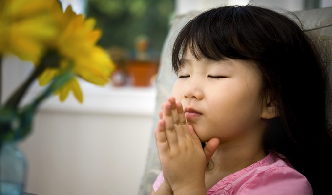 Giúp con trẻ  biết cầu nguyện