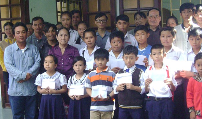 Trao học bổng “Bàn tay nhân ái”