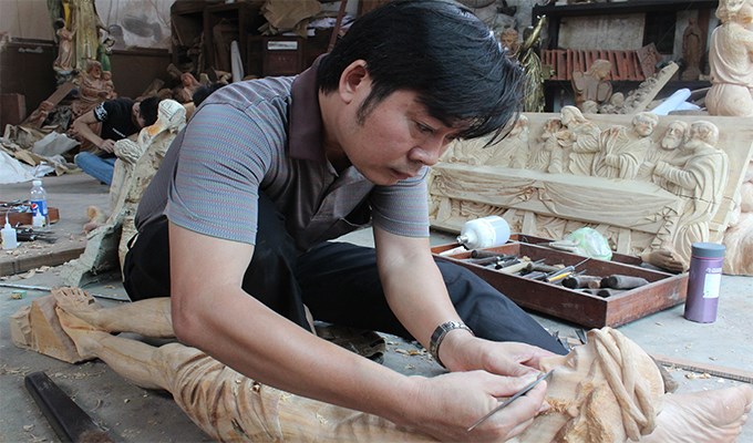 Người thổi hồn cho tượng gỗ