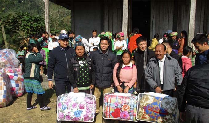Caritas GP Hưng Hóa tặng quà cho bà con dân tộc thiểu số