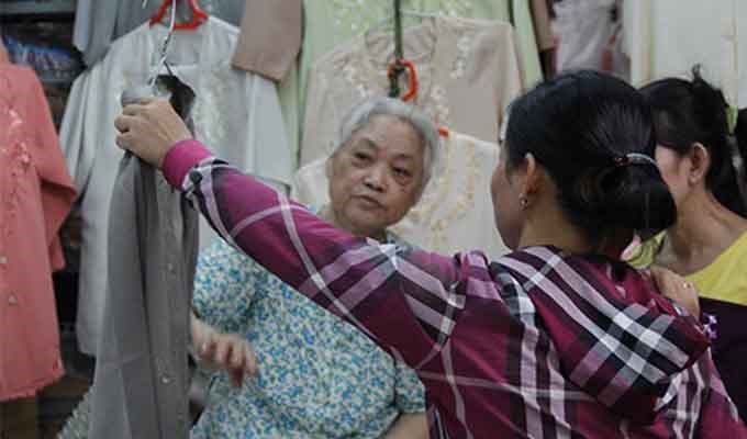 Sắm quần áo mới  cho người già