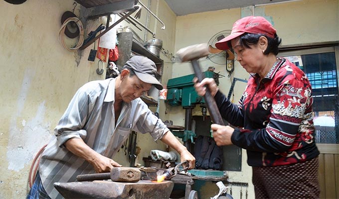 Lò rèn giữa phố