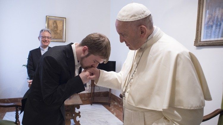 Bệnh viện nhi Vatican muốn điều trị cho cậu bé bị bệnh hiếm gặp