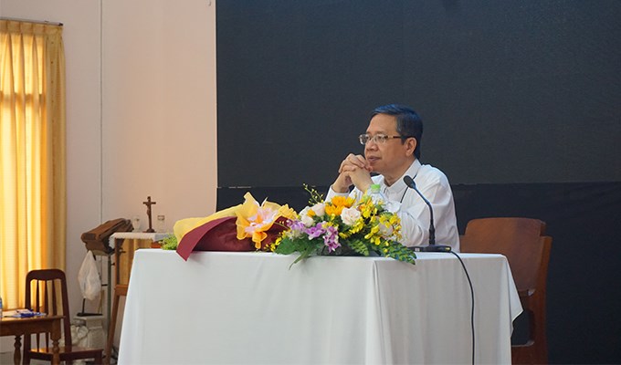 Ðức Cha Giuse Ðỗ Mạnh Hùng trò chuyện với người trẻ