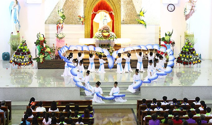 Có cần thiết may mới trang phục dâng hoa hằng năm ?