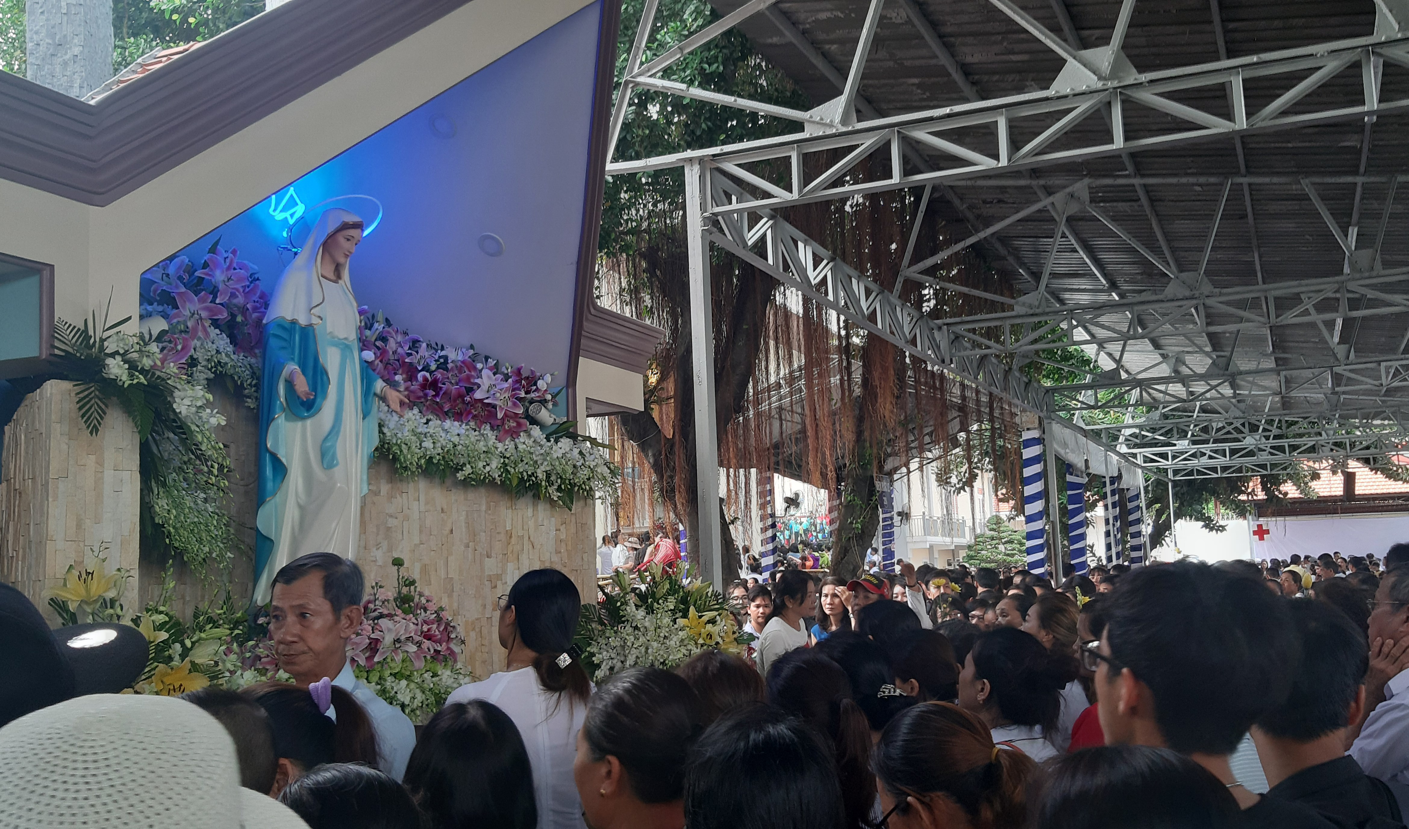 Mẹ vẫn đứng đó đợi chờ!