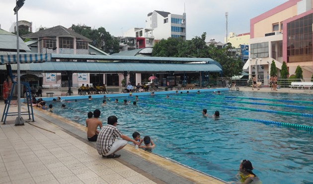 Chuyện ở bể bơi