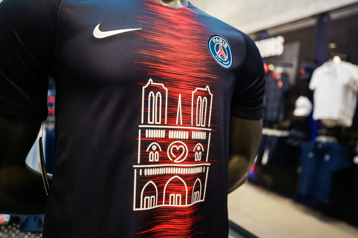 Bóng đá Pháp chia sẻ với nhà thờ Đức Bà Paris