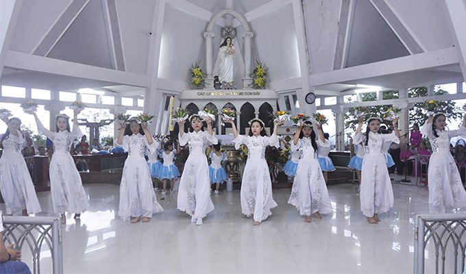 Tháng 5 nghĩ chuyện dâng hoa
