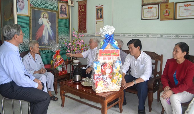 Thăm gia đình liệt sĩ Công giáo