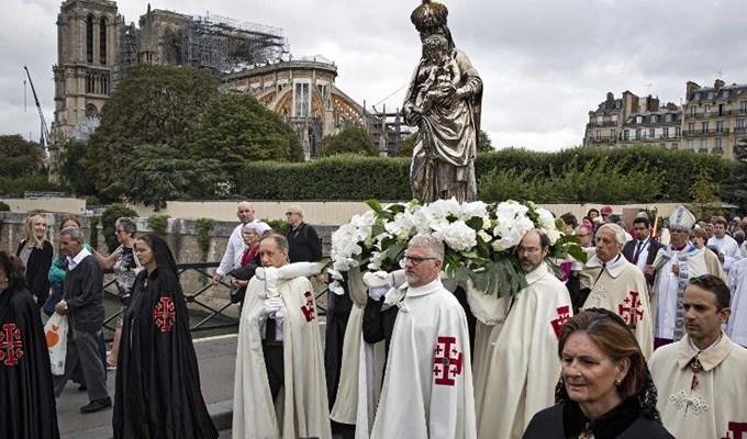 Giáo dân Paris “tìm nguồn ủi an trong tim Ðức Maria”
