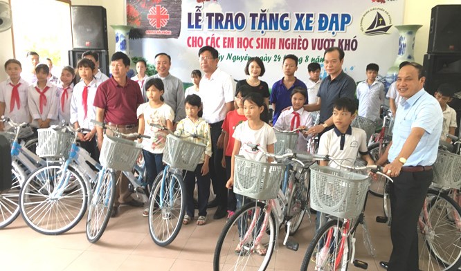 Caritas Hải Phòng tặng xe đạp cho học sinh nghèo