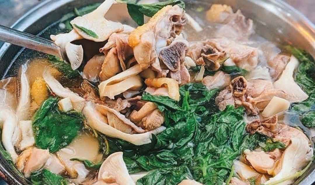 Ấm bụng với lẩu gà lá é