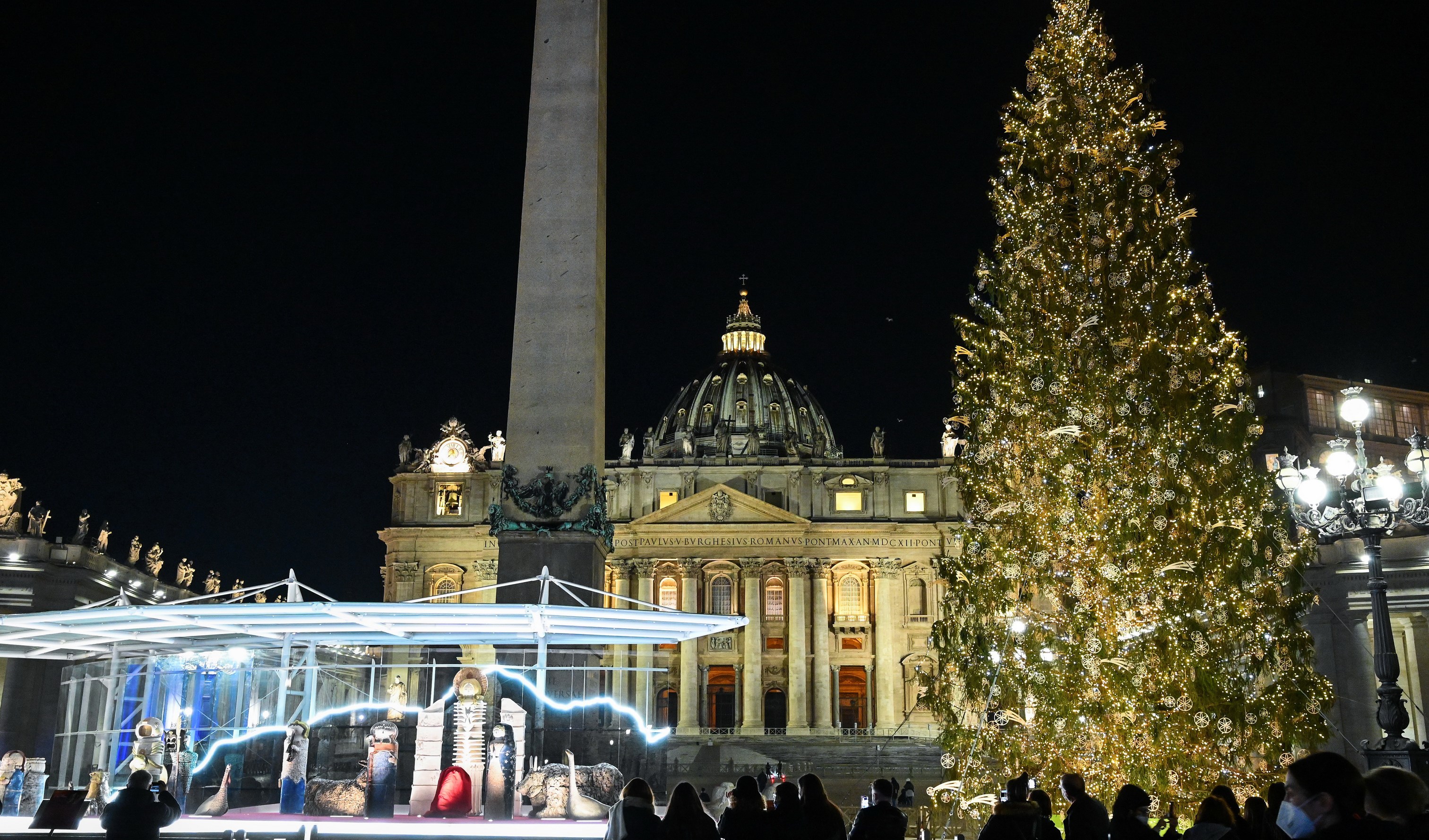 Hang đá và cây thông Giáng Sinh ở Vatican