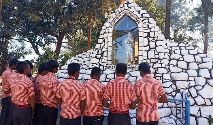 Học sinh ở Kandhamal cầu nguyện trước kỳ thi