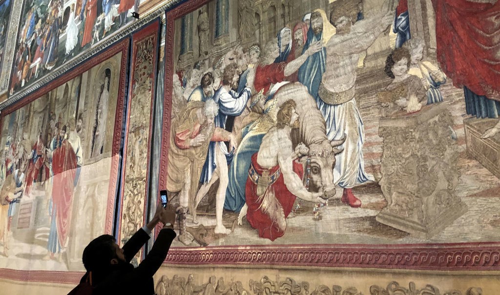 Các tấm thảm thêu của Raphael quay về nhà nguyện Sistine