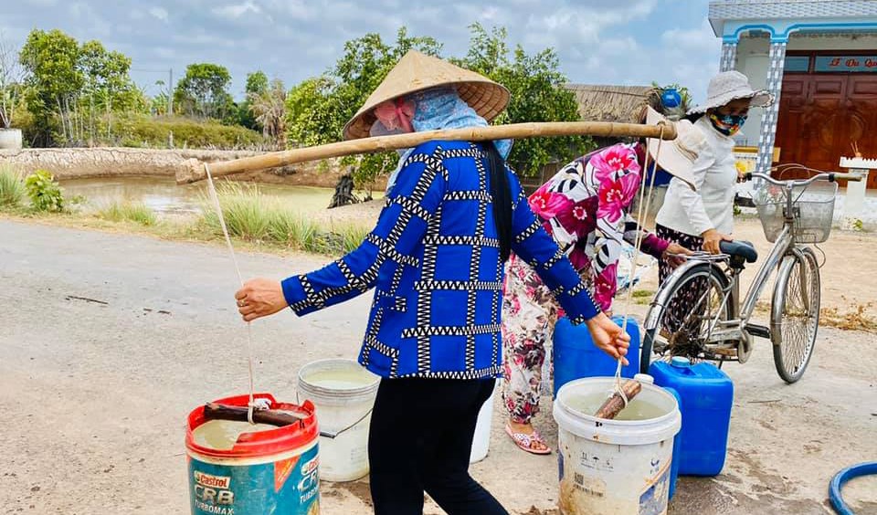 Chở nước ngọt về làng xa