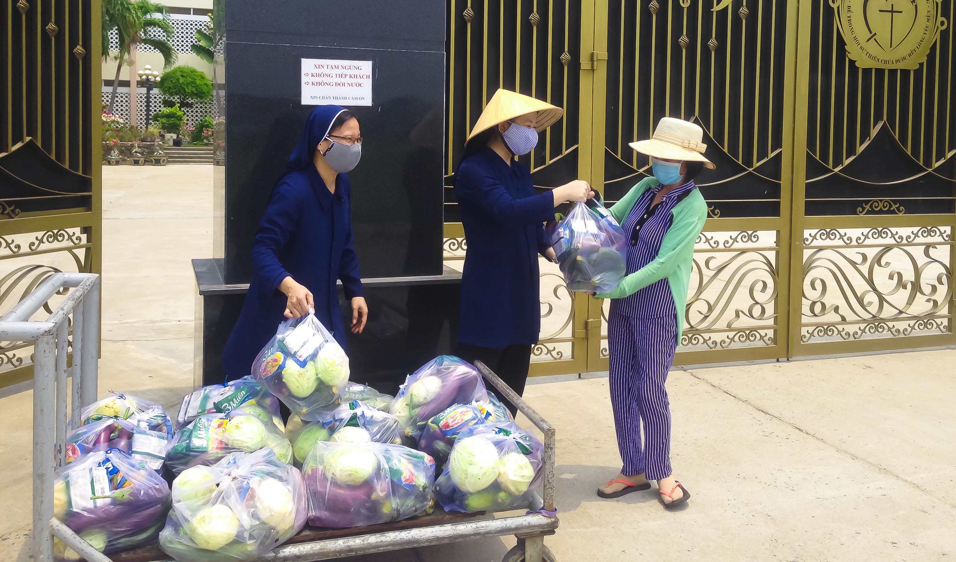 Tấm lòng chị nữ tu Khiết Tâm Ðức Mẹ với người nghèo giữa mùa đại dịch Covid -19