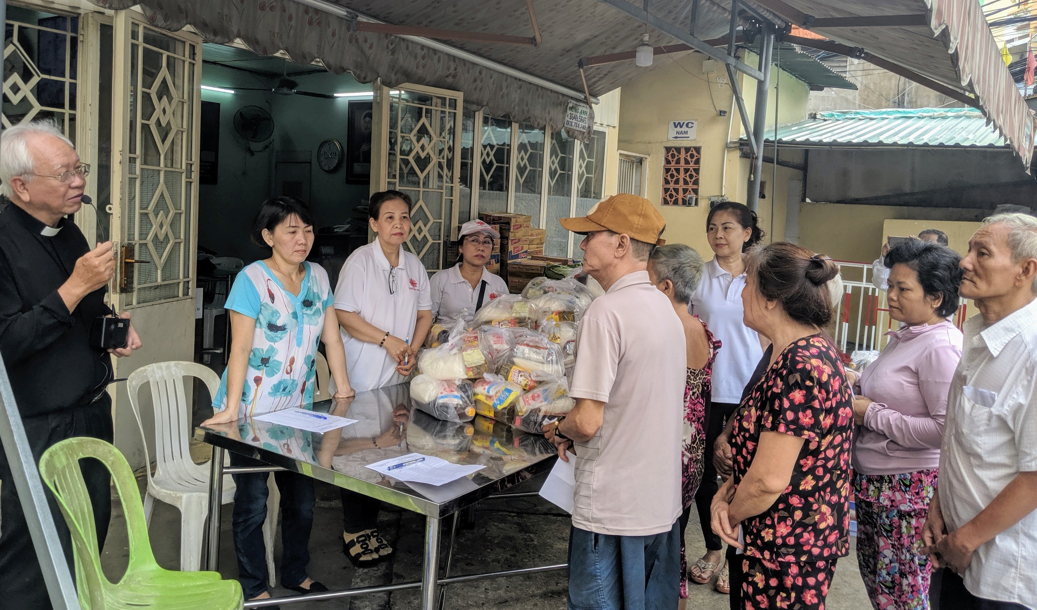 Cửa hàng Nhân Ái gây quỹ bác ái