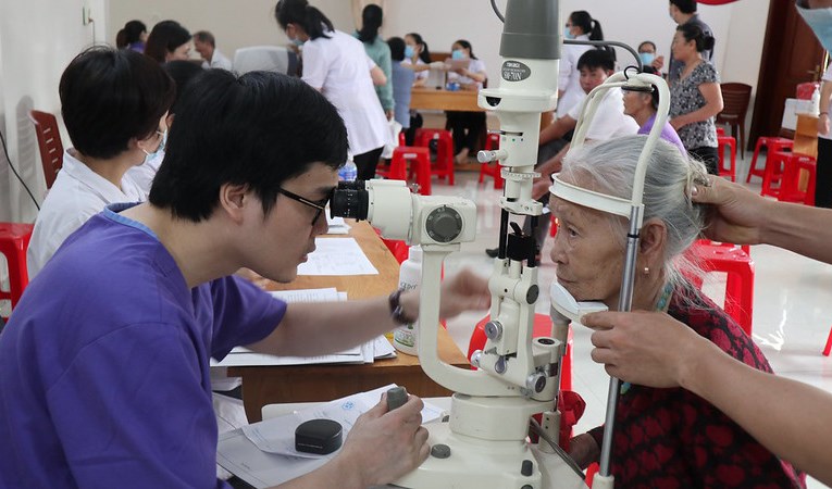 Chữa mắt cho bệnh nhân nghèo