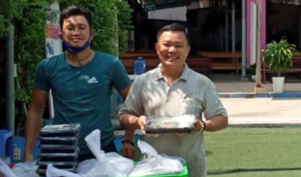 Bếp cơm bác ái giáo họ Vĩnh Lộc B bắt đầu đỏ lửa